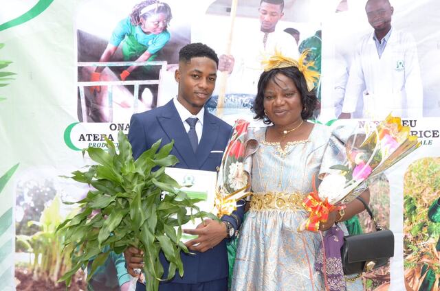 A graduate with family